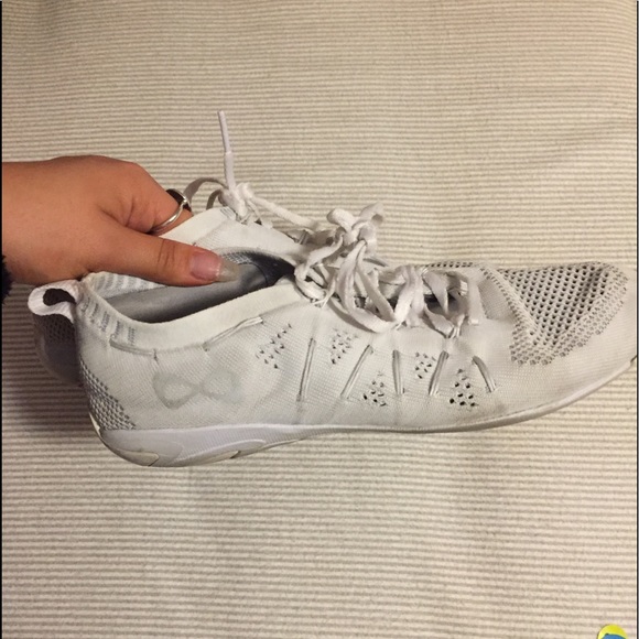 nfinity flyte cheer shoes white